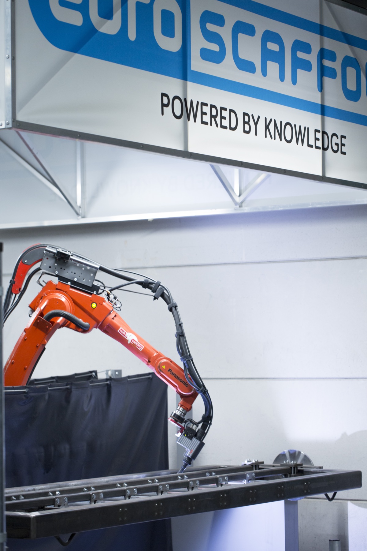 Robot welding cell